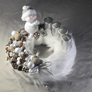 Havas Fehér Plüss Adventi Koszorú Ezüst Gyertyákkal és Hóember Figurával, Karácsony, Adventi díszek, Adventi koszorú, , MESKA