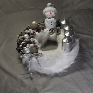 Havas Fehér Plüss Adventi Koszorú Ezüst Gyertyákkal és Hóember Figurával - karácsony - adventi díszek - adventi koszorú - Meska.hu
