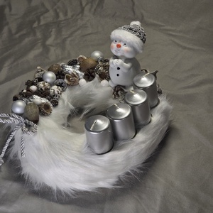 Havas Fehér Plüss Adventi Koszorú Ezüst Gyertyákkal és Hóember Figurával - karácsony - adventi díszek - adventi koszorú - Meska.hu