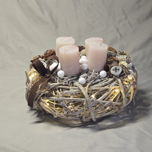 Világító Rusztikus Adventi Koszorú LED Fényfüzérrel és Púderes Gyertyákkal, Karácsony, Adventi díszek, Adventi koszorú, , MESKA