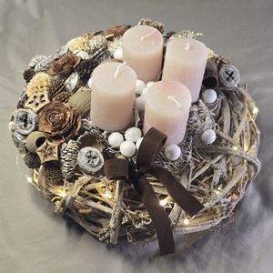 Világító Rusztikus Adventi Koszorú LED Fényfüzérrel és Púderes Gyertyákkal - karácsony - adventi díszek - adventi koszorú - Meska.hu