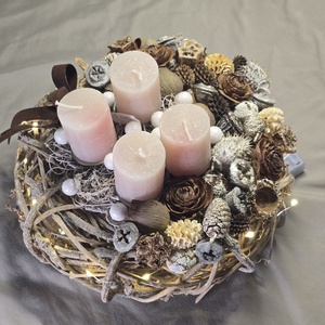 Világító Rusztikus Adventi Koszorú LED Fényfüzérrel és Púderes Gyertyákkal - karácsony - adventi díszek - adventi koszorú - Meska.hu