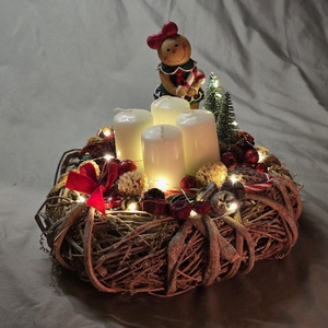 Mézeskalács Lányos Világító Adventi Koszorú LED Fényfüzérrel és Rusztikus Ágakkal - Meska.hu