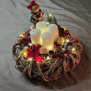 Mézeskalács Lányos Világító Adventi Koszorú LED Fényfüzérrel és Rusztikus Ágakkal - karácsony - adventi díszek - adventi asztaldísz - Meska.hu