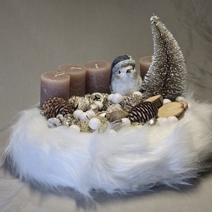 Plüss Adventi koszorú   Hosszú Szálú Fehér Szőrme Alapon, Fióka Figurával és Fenyővel - karácsony - adventi díszek - adventi koszorú - Meska.hu