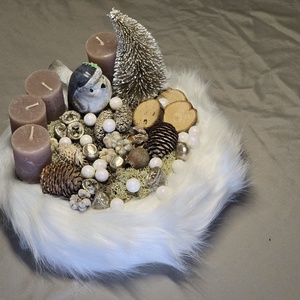 Plüss Adventi koszorú   Hosszú Szálú Fehér Szőrme Alapon, Fióka Figurával és Fenyővel - karácsony - adventi díszek - adventi koszorú - Meska.hu