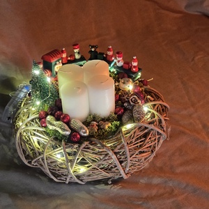 Egyedi Kézműves Adventi Koszorú LED Fénnyel - Rusztikus Télapó Vonat Mézeskalács Figurák - Meska.hu