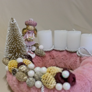 Rózsaszín Angyalkás Adventi Koszorú Puha Szőrme Alappal  Egyedi Kézműves Karácsonyi Dekoráció - karácsony - karácsonyi lakásdekoráció - ünnepi asztaldekoráció - Meska.hu