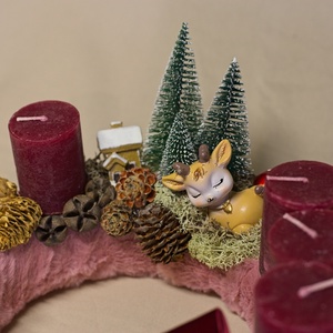 Bordó-Rózsaszín Adventi Koszorú Szarvas Figurával  Kézműves Luxus Téli Dekoráció Szőrme Alappal - karácsony - adventi díszek - adventi asztaldísz - Meska.hu