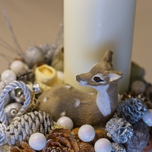 Ezüst-Fehér Karácsonyi Asztaldísz Őzikével  Havas Téli Dekoráció / Egygyertyás Adventi Dísz - karácsony - karácsonyi lakásdekoráció - ünnepi asztaldekoráció - Meska.hu