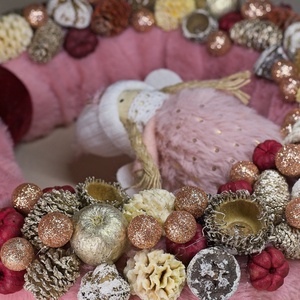 Rózsaszín Szőrme Karácsonyi Kopogtató / Ajtódísz  Téli Tündérke Arany és Bordó Díszítéssel - otthon & életmód - dekoráció - ajtó- és ablak dekoráció - ajtódísz & kopogtató - Meska.hu