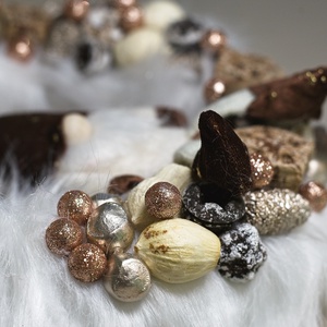 Fehér Szőrme Karácsonyi Kopogtató / Ajtódísz  Csillagsapkás Manó Barna és Arany Díszítéssel - otthon & életmód - dekoráció - ajtó- és ablak dekoráció - ajtódísz & kopogtató - Meska.hu