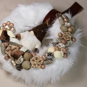 Fehér Szőrme Karácsonyi Kopogtató / Ajtódísz  Csillagsapkás Manó Barna és Arany Díszítéssel - otthon & életmód - dekoráció - ajtó- és ablak dekoráció - ajtódísz & kopogtató - Meska.hu