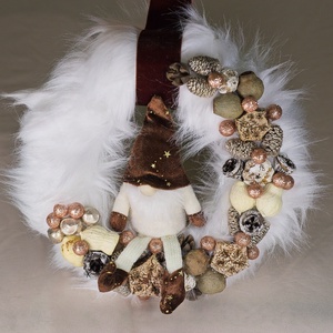Fehér Szőrme Karácsonyi Kopogtató / Ajtódísz  Csillagsapkás Manó Barna és Arany Díszítéssel - Meska.hu