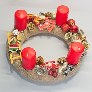 Kézzel Készített Adventi Koszorú - Piros Gyertyákkal és Játékos Figurákkal, Karácsony, Adventi díszek, Adventi asztaldísz, , MESKA