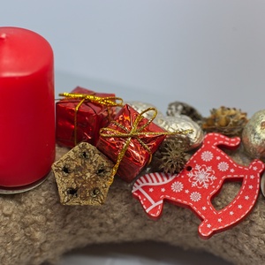 Kézzel Készített Adventi Koszorú - Piros Gyertyákkal és Játékos Figurákkal - karácsony - adventi díszek - adventi asztaldísz - Meska.hu