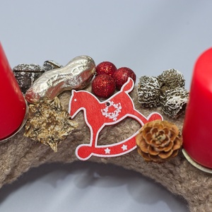 Kézzel Készített Adventi Koszorú - Piros Gyertyákkal és Játékos Figurákkal - karácsony - adventi díszek - adventi asztaldísz - Meska.hu