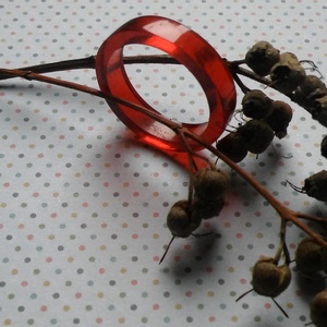 Vörös álom gyűrű gyantából - Meska.hu