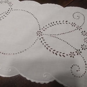 Lyukhímzéses asztali futó - Meska.hu