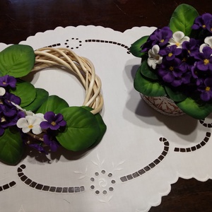 Tavaszi ibolyás  asztali dísz + kopogtatóval,  madeirás terítővel., Otthon & Életmód, Dekoráció, Asztal és polc dekoráció, Asztaldísz, , MESKA