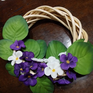 Tavaszi ibolyás  asztali dísz + kopogtatóval,  madeirás terítővel. - otthon & életmód - dekoráció - asztal és polc dekoráció - asztaldísz - Meska.hu