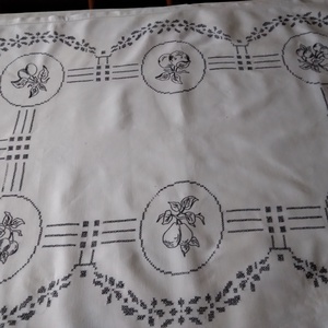 Hímzett asztal terítő - Meska.hu