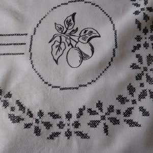 Hímzett asztal terítő - otthon & életmód - lakástextil - abrosz, terítő - asztalközép terítő - Meska.hu