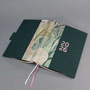 2026 heti tervező / határidőnapló - zöld vászon és famintás - matt rozé arany felirattal - otthon & életmód - papír, írószer - naptár & tervező - Meska.hu