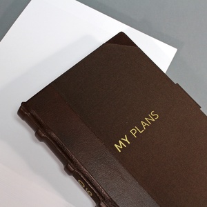 2026 heti tervező / határidőnapló - barna valódi bőr és vászon - matt arany felirattal - otthon & életmód - papír, írószer - naptár & tervező - Meska.hu