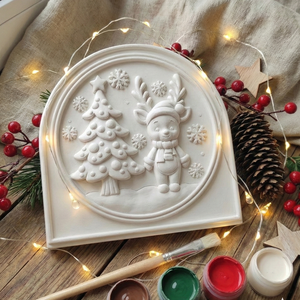 NOYA Tales Bambi Karácsonyal � Prémium Kifesthető Kerámia-hatású Plakett (15cm) állvánnyal, öco-gyant , Karácsony, Karácsonyi lakásdekoráció, Karácsonyi lakásdíszek, Gipszöntés, MESKA