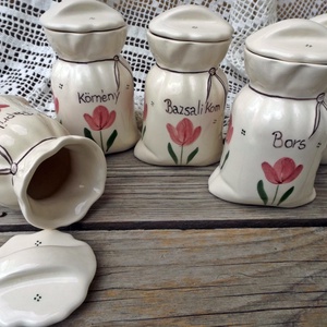 Tulipános kerámia fűszertartó zsák - otthon & életmód - konyhafelszerelés, tálalás - konyhai tárolás - fűszertartó - Meska.hu