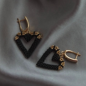 Fekete szív fülbevaló, Ékszer, Fülbevaló, Karika fülbevaló, Ékszerkészítés, Gyöngyfűzés, gyöngyhímzés, MESKA