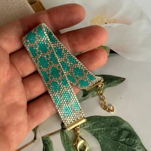 Széles Miyuki karkötő smaragdzöld rombusz mintával � kézműves gyöngy ékszer - ékszer - karkötő - gyöngyös karkötő - Meska.hu