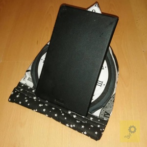 Piramis párna -Tablet, mobiltelefon vagy fotó tartó, támasztó lakásdekoráció - nagyobb méretű  óra mintás  - otthon & életmód - lakástextil - párna & párnahuzat - Meska.hu
