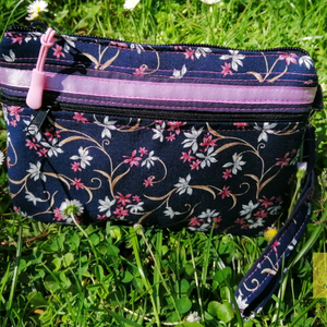 Elegáns textil kézitáska, csuklótáska, pénztárca - sötétkék indás- virágos mintával - Meska.hu