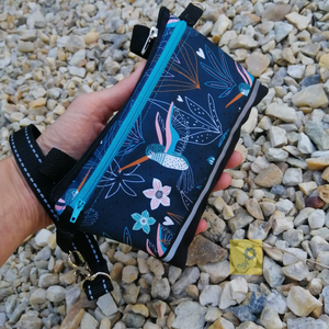 Övre vagy övbújtatóra is akasztható  kézitáska könnyű vízlepergető anyagból - sötét kolibri mintával - táska & tok - pénztárca & más tok - telefontok - Meska.hu
