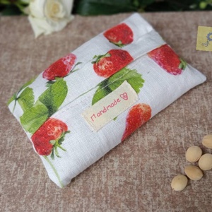 Cseresznyemag párna eper mintás prémium lenvászon huzatban, pánttal (szívecskés handmade felirattal)  - otthon & életmód - lakástextil - párna & párnahuzat - Meska.hu