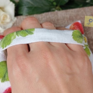 Cseresznyemag párna eper mintás prémium lenvászon huzatban, pánttal (virágos handmade felirattal)  - otthon & életmód - lakástextil - párna & párnahuzat - Meska.hu