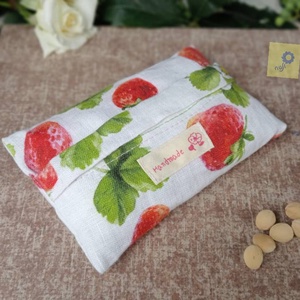 Cseresznyemag párna eper mintás prémium lenvászon huzatban, pánttal (virágos handmade felirattal)  - otthon & életmód - lakástextil - párna & párnahuzat - Meska.hu