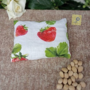 Meggymag párnácska eper mintás prémium lenvászon huzatban , Otthon & Életmód, Lakástextil, Párna & Párnahuzat, Varrás, MESKA