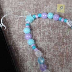 Mobil dísz / phone charm - lila kék árnyalat, frozen felirattal  - ékszer - karkötő - charm karkötő - Meska.hu