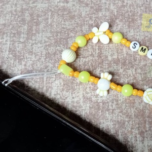 Mobil dísz / phone charm - sárga árnyalat, smile felirattal  - ékszer - karkötő - charm karkötő - Meska.hu