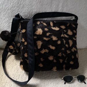 Szőrmés barna foltos táska - táska & tok - kézitáska & válltáska - vállon átvethető táska - Meska.hu