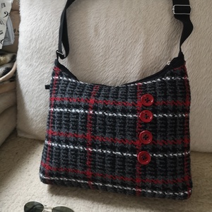Kötött táska piros gombokkal, Táska & Tok, Kézitáska & válltáska, Vállon átvethető táska, Varrás, MESKA