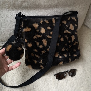 Szőrmés barna foltos táska, Táska & Tok, Kézitáska & válltáska, Vállon átvethető táska, , MESKA