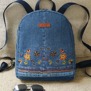 Hímzett kisebb hátizsák - Meska.hu