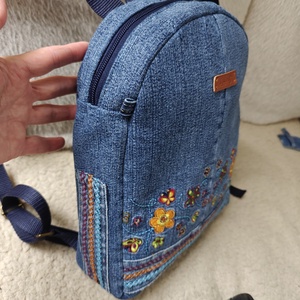 Hímzett kisebb hátizsák - táska & tok - hátizsák - hátizsák - Meska.hu