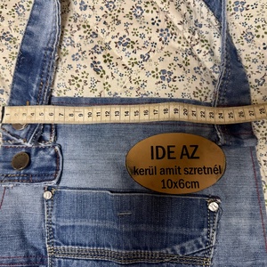 Kézzel készült, farmer kötény egyedi bőrfelvarróval - otthon & életmód - konyhafelszerelés, tálalás - konyhai textil - kötény - Meska.hu