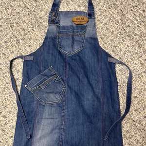 Kézzel készült, farmer kötény egyedi bőrfelvarróval - Meska.hu