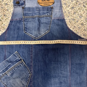 Kézzel készült, farmer kötény egyedi bőrfelvarróval - otthon & életmód - konyhafelszerelés, tálalás - konyhai textil - kötény - Meska.hu